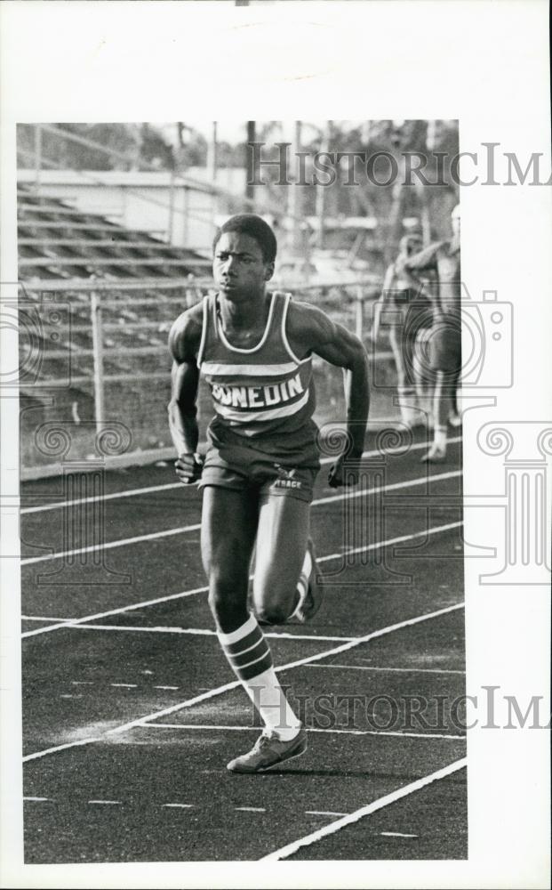 1980 Press Photo Dunedin High School Track Runner Tony Capers Preliminary Race - Historic Images