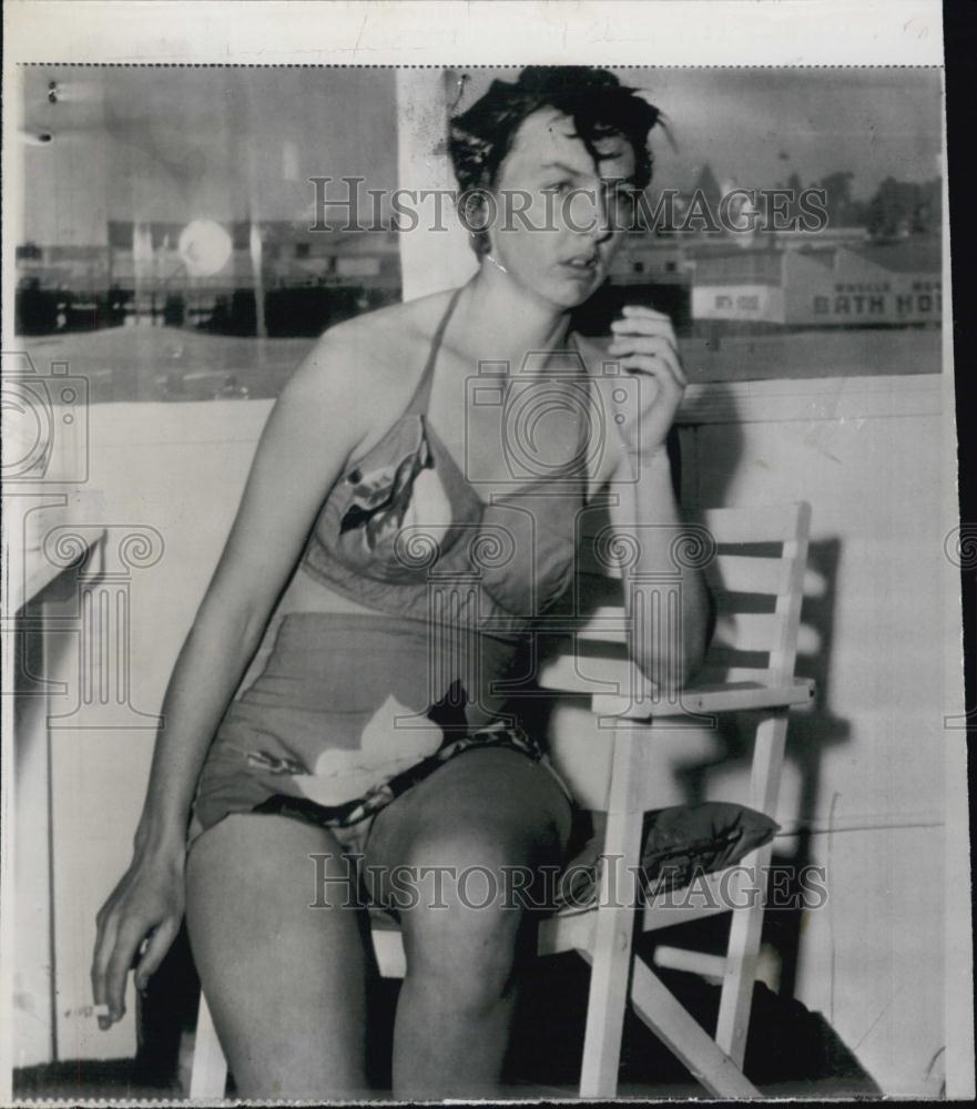 1951 Press Photo Mrs Arlene Walton After Attempted Suicide - RSL01081 - Historic Images