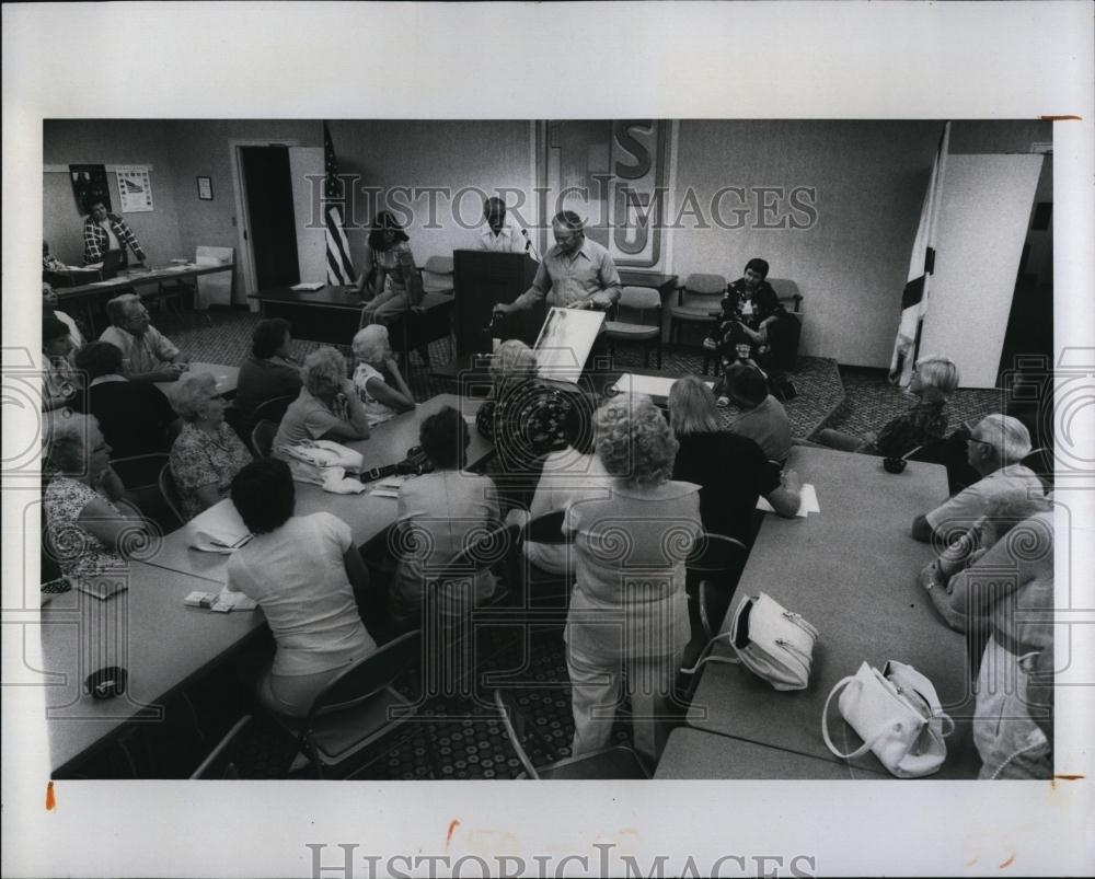 1975 Press Photo Ken &quot;Alf&quot; Ostermann demonstrates watercolors at art society - Historic Images