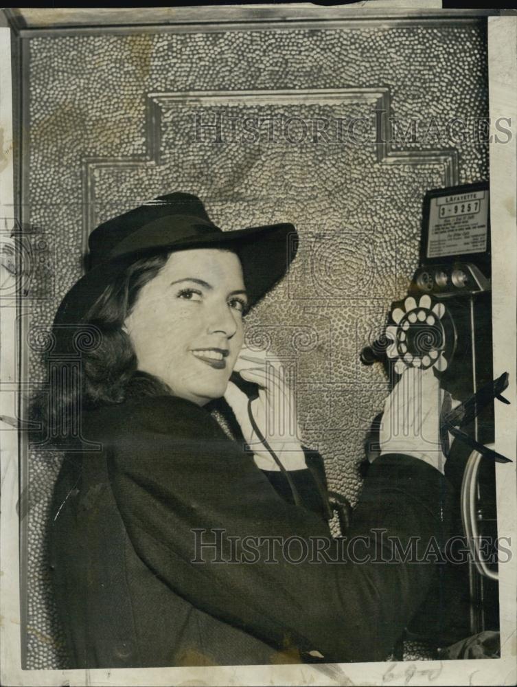 1949 Press Photo Former Beauty Queen Sonja Loew At Suffolk Courthouse - Historic Images