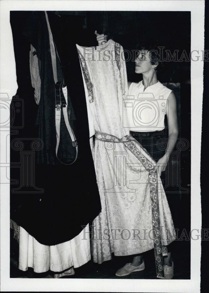 1965 Press Photo Betty Moffett, Costumes at Asolo Theater Festival Productions - Historic Images