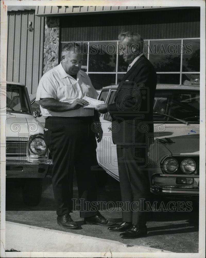 1971 Press Photo Auto dealer Ken James wins sales contest prize from L McFadden - Historic Images