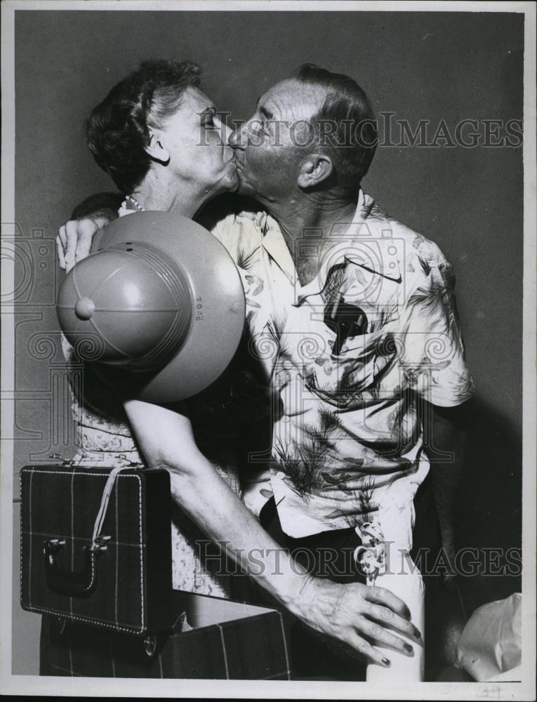 Press Photo Mae Barber Rube Allyn Kissing and hugging - RSL93881 - Historic Images