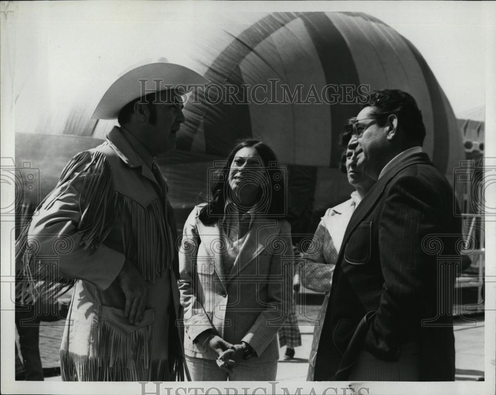 1974 Press Photo Rex Trailer and Joan Troy With Larry Stone at Paragon Park - Historic Images