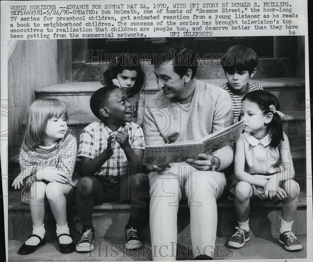 1970 Press Photo Actor Bob McGrath hosts Sesame Street with children - RSL91055 - Historic Images