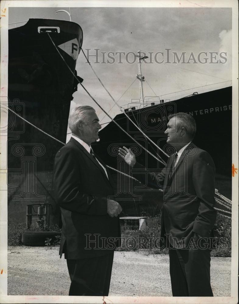 1969 Press Photo Guy Verger, dir of Tampa Port Authority &amp; Grover Wilkins - Historic Images