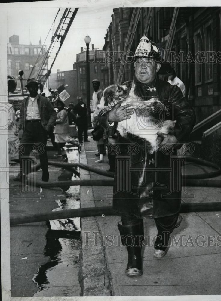 1962 Press Photo Hub Fire Capt Chester Coleman Carries Rescued Susie - Historic Images