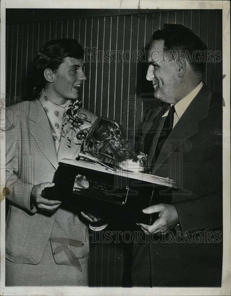 1950 Press Photo Andrea Mead Receives National Ski Award From Roger Langley - Historic Images