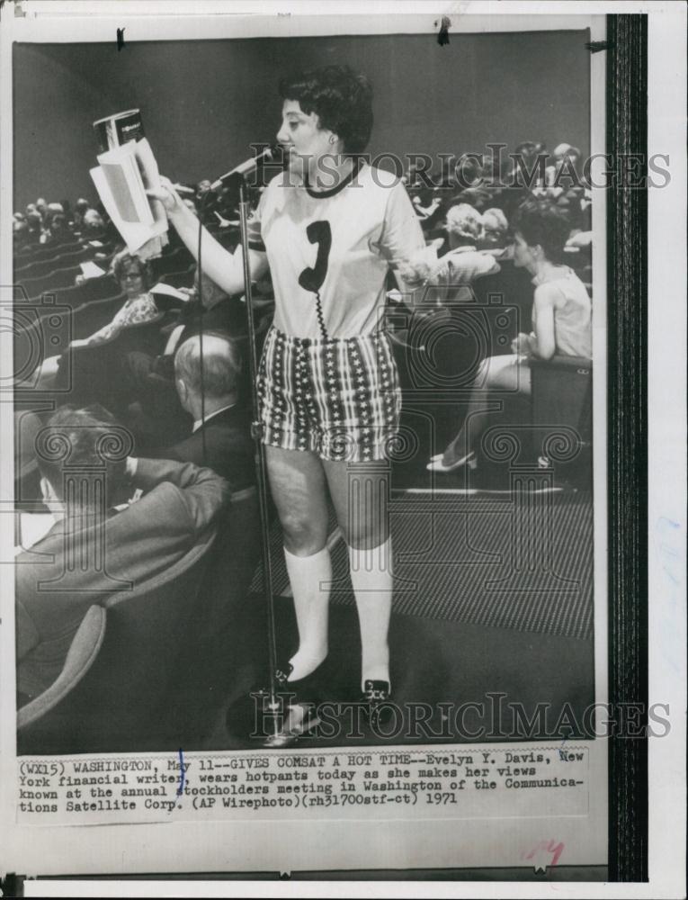 1971 Press Photo Evelyn Y Davis New York Financial Writer Stockholder Meeting - Historic Images