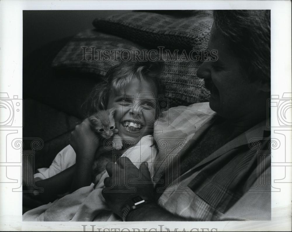 1988 Press Photo Stephanie Turow with father Jack Tomasek and Kitten OJ - Historic Images