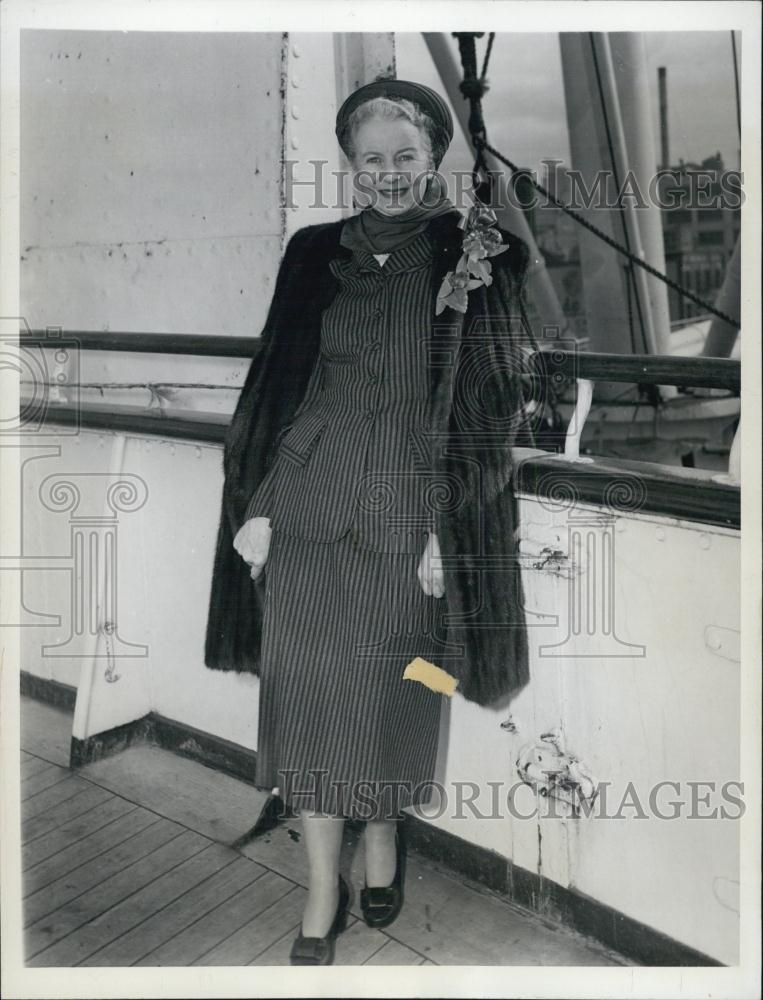 1947 Press Photo Inez Robb International News Service War Correspondent aboard - Historic Images