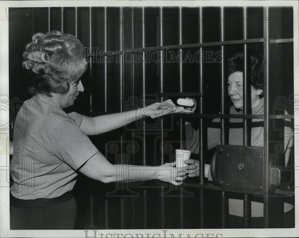 1975 Press Photo Matron Joan McNamara &amp; prisoner Roberts - RSL08067 - Historic Images