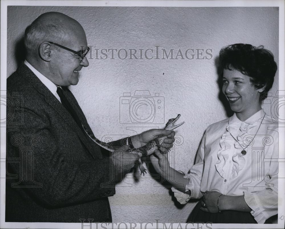 1961 Press Photo John C Macfarlane Barbara Anderson holding Cayman - RSL88309 - Historic Images