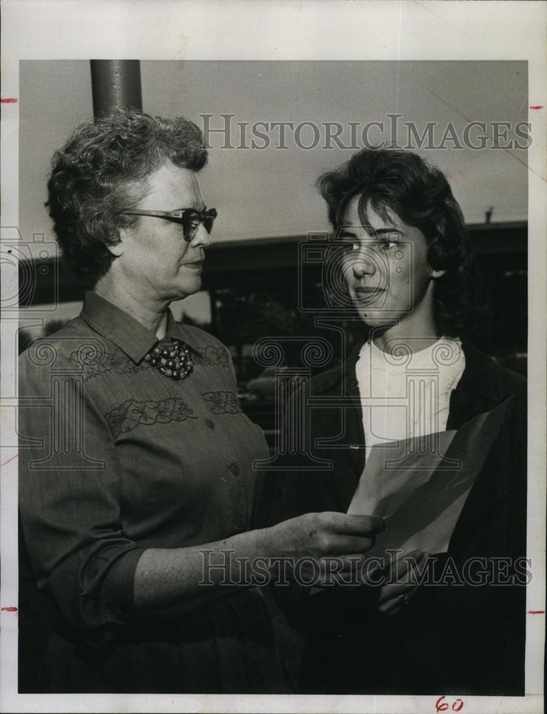 1961 Press Photo Pamela Ziccardi, Mrs Zylphia Lewis, Clearwater High School - Historic Images