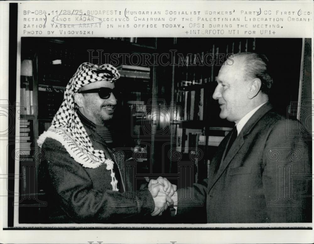 1975 Press Photo Hungarian leader Janos Kadar shaking with PLO Yasser Arafat - Historic Images