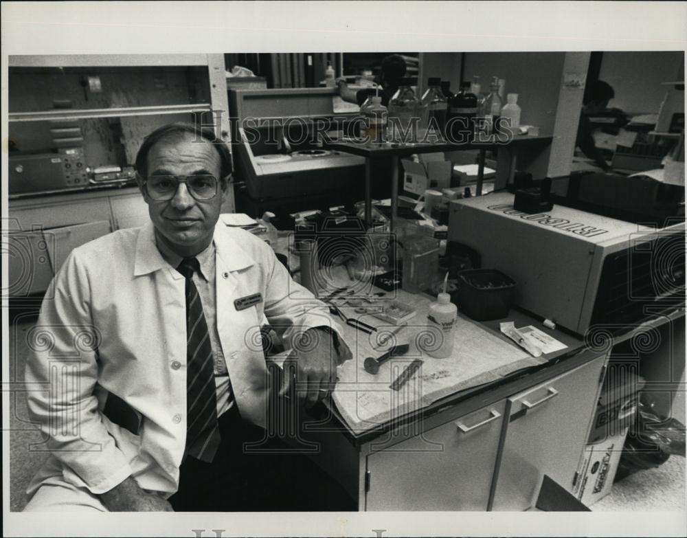 1992 Press Photo Dr Ernst Shafer in his lab - RSL39813 - Historic Images