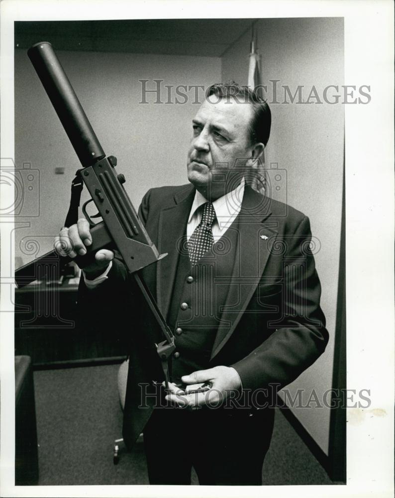 1979 Press Photo Sheriff Heinrich Holds Silencer-Equipped Weapon Seized In Tampa - Historic Images