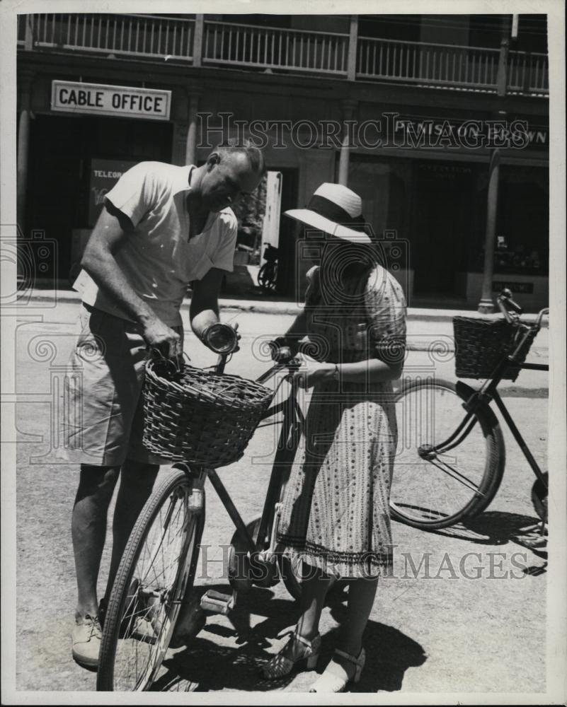 1939 Press Photo Mr &amp; Mrs Edgar Cobb Pause In Bermuda To Fix Bicycle - Historic Images