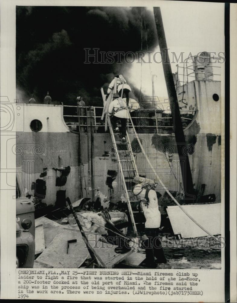 1974 Press Photo La-Moor Docked in Old Port Miami Catches Fire - RSL64775 - Historic Images