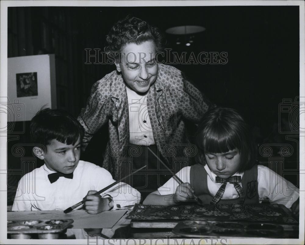 1932 Press Photo Charlotte A Dempsey Director of Center Children Paint - Historic Images