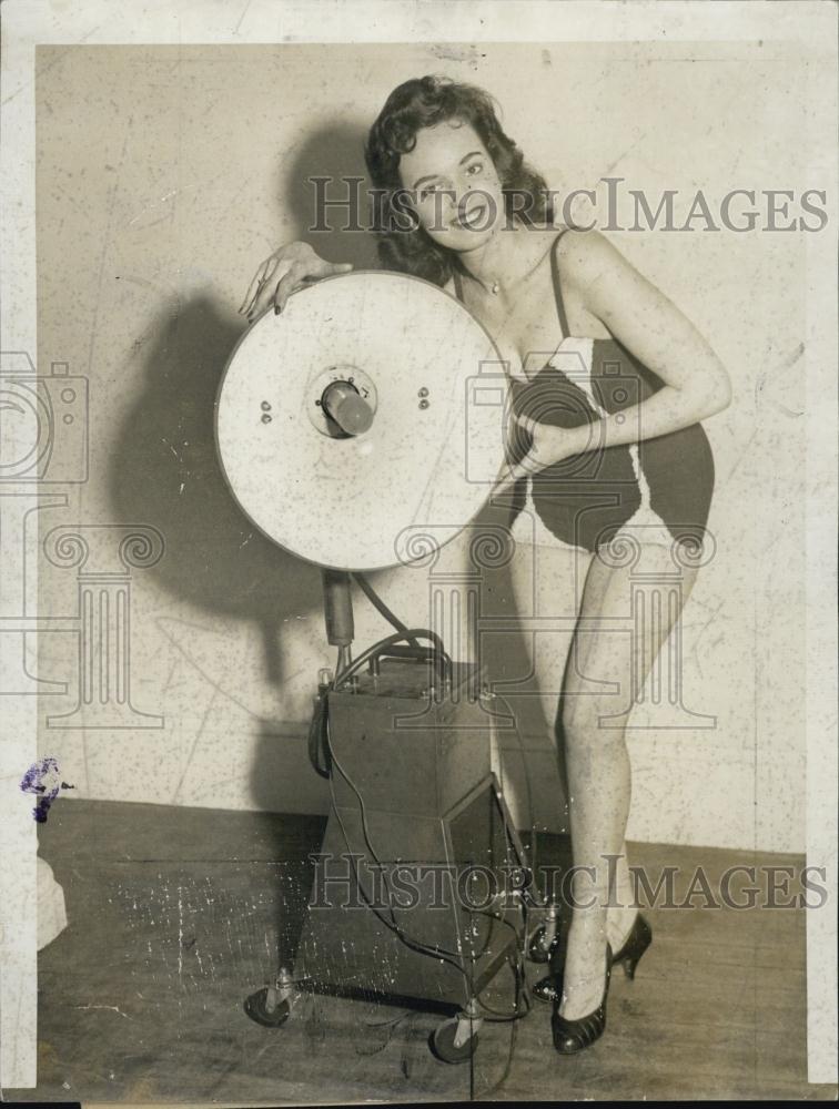 1957 Press Photo Edie Locke, 22, Boston Press Queen Contest - RSL03923 - Historic Images