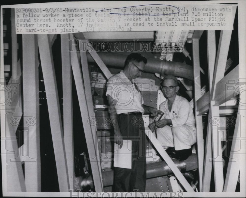 1965 Press Photo Rex "Shorty" Knott with Part on the 75 Million Pound Thruster - Historic Images