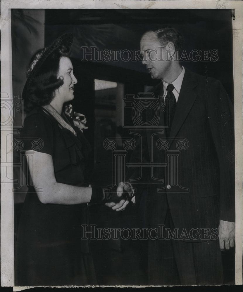 1946 Press Photo Col Charles Lindbergh paying respect to Mrs Thomas McGuire - Historic Images