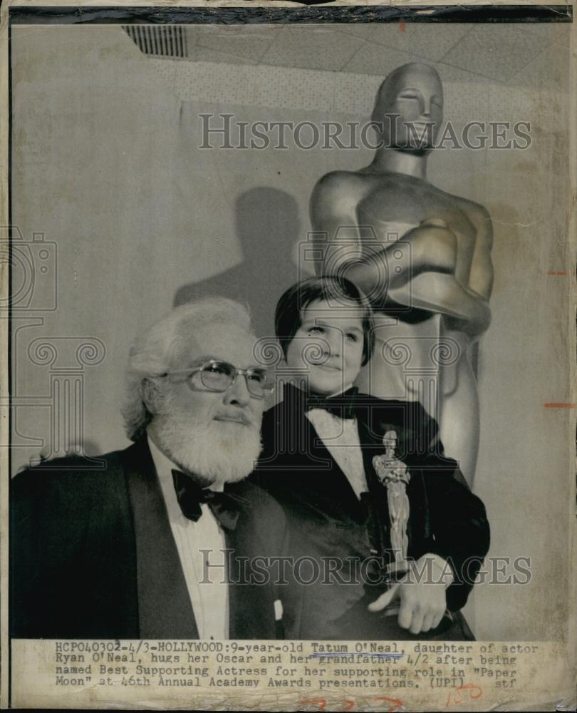 1975 Press Photo Tatum O&#39;Neil w/ her father Ryan O&#39;Neil after winning an Oscar - Historic Images