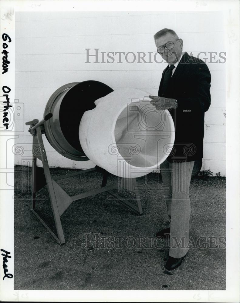 1985 Press Photo Gordon Orthner Poses With Easy-To-Clean Mixing Machine Invented - Historic Images