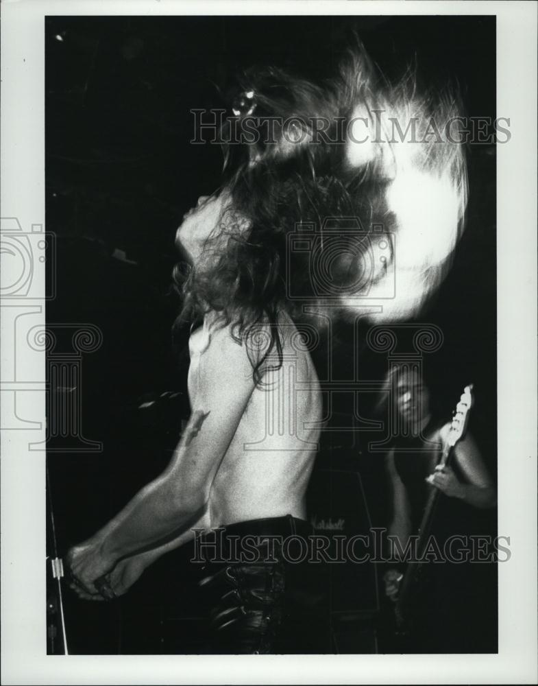 1990 Press Photo Colin Burns Lead Singer Slaughter Shack Band Rock Concert - Historic Images