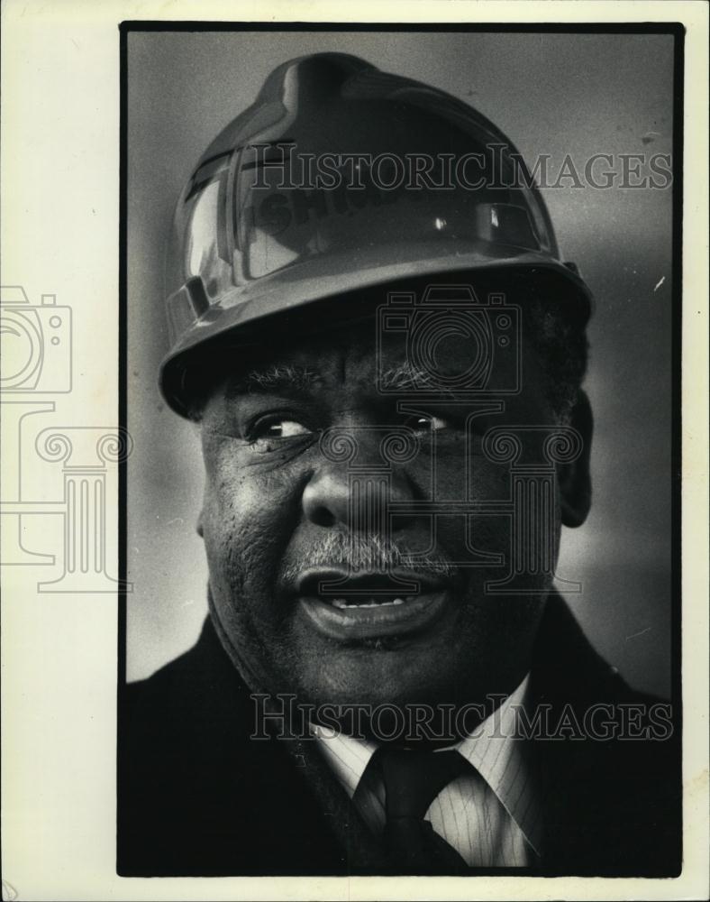 1987 Press Photo Boston Mayor Harold Washington Wearing Hard Hat Hotel Site - Historic Images