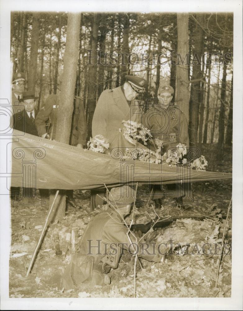 1960 Press Photo Major General Ralph Morris Osborne Inspects Outpost, Grunewald - Historic Images