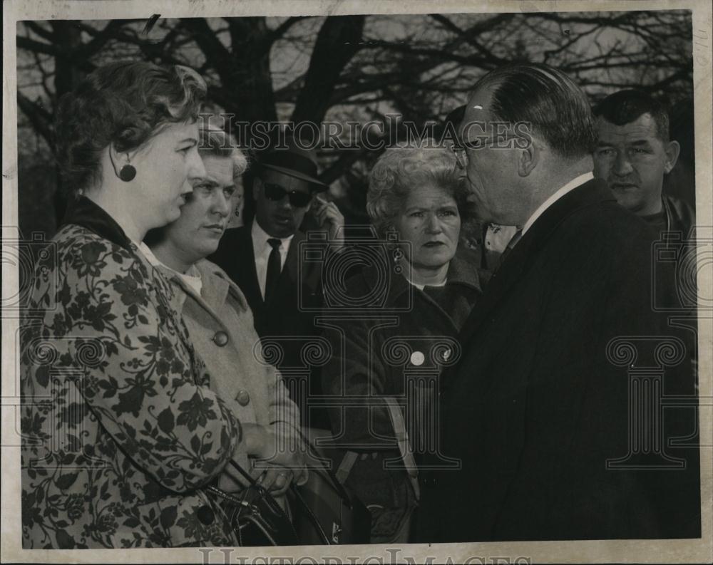 1961 Press Photo Robert E Murphy, Mrs Anthony Perrault, Mrs Ure, Mrs Serafin - Historic Images