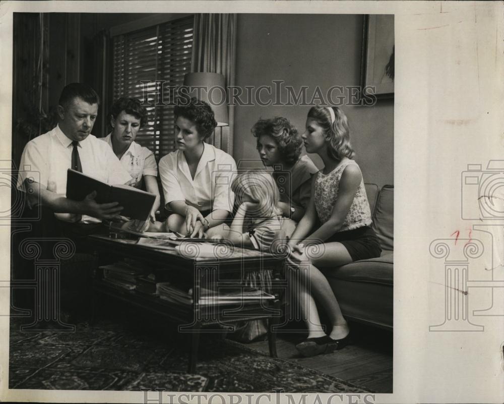 1960 Press Photo Maj Zee, shown his family his war experienced - RSL97519 - Historic Images