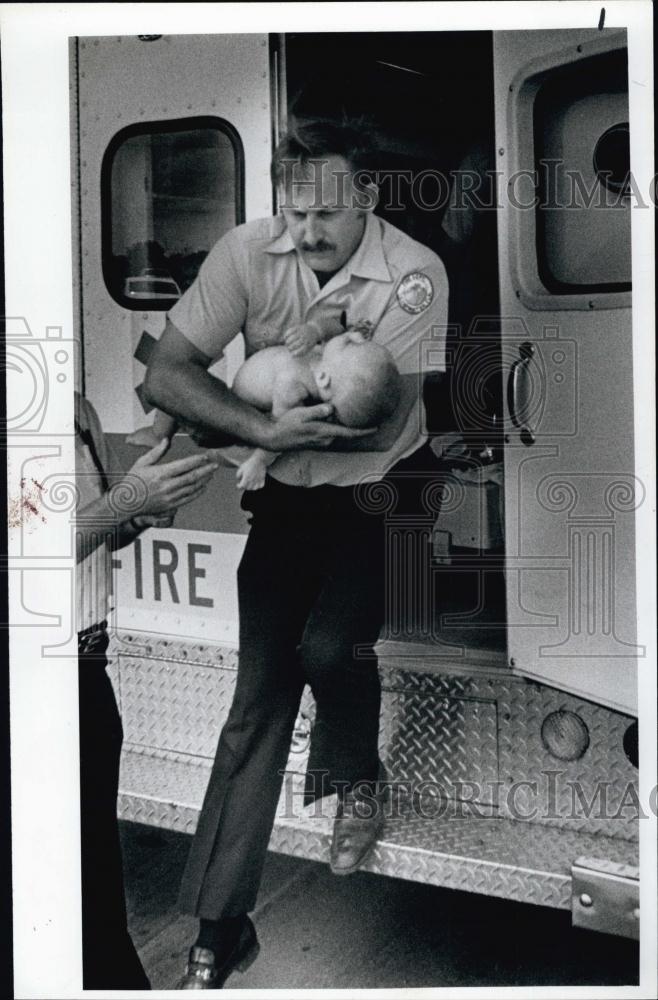 1980 Press Photo Baby Joshua Root Taken For Treatment After Near-Drowning - Historic Images