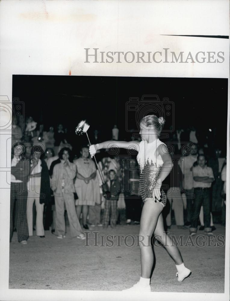 1975 Press Photo Miss Citrus Springs Jill Ryan During Tree Lighting - RSL60647 - Historic Images