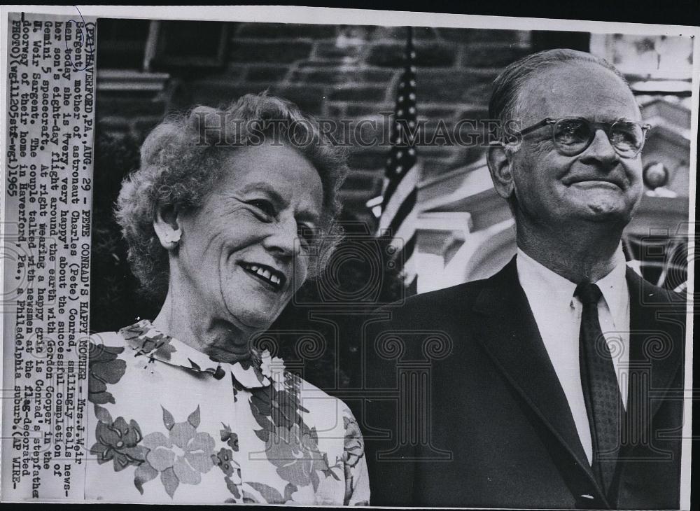 1965 Press Photo Mrs Weir Sargent, mom of astronaut Charles Conrad & Mr Sargent - Historic Images