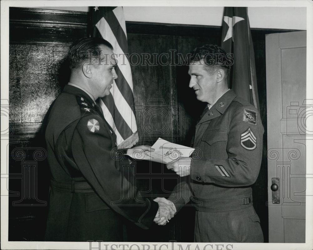 1949 Press Photo Sgt John H Clarke Receives Discharge From Walter L Weible - Historic Images