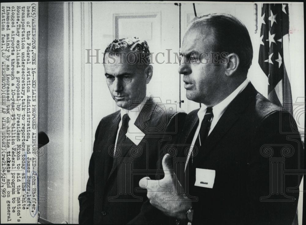 1969 Press Photo John Shaffer of FAA with plan for congested airports - Historic Images