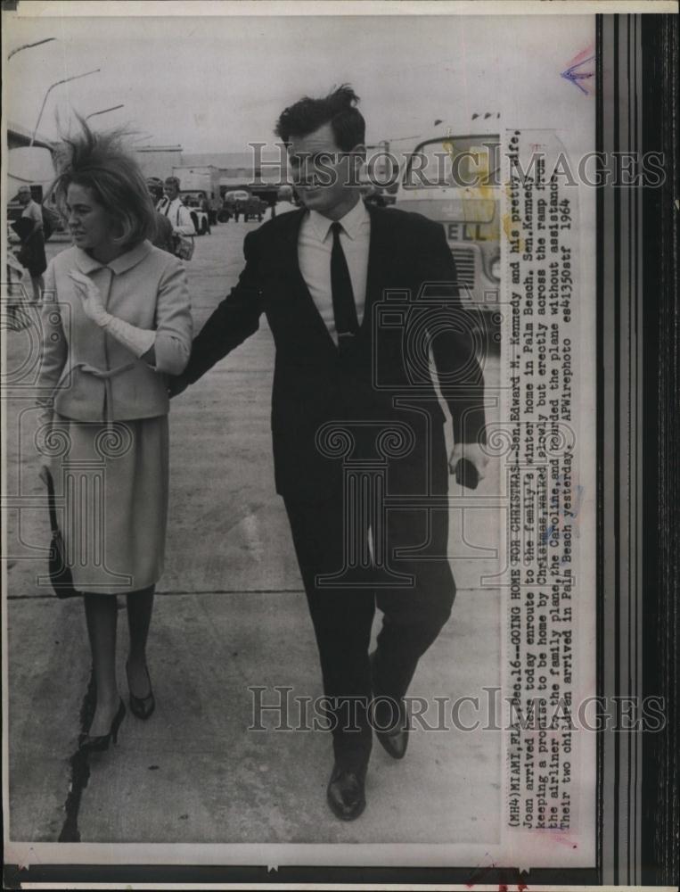 1964 Press Photo Senator Edward Kennedy &amp; Wife Joan Arriving Palm Beach - Historic Images