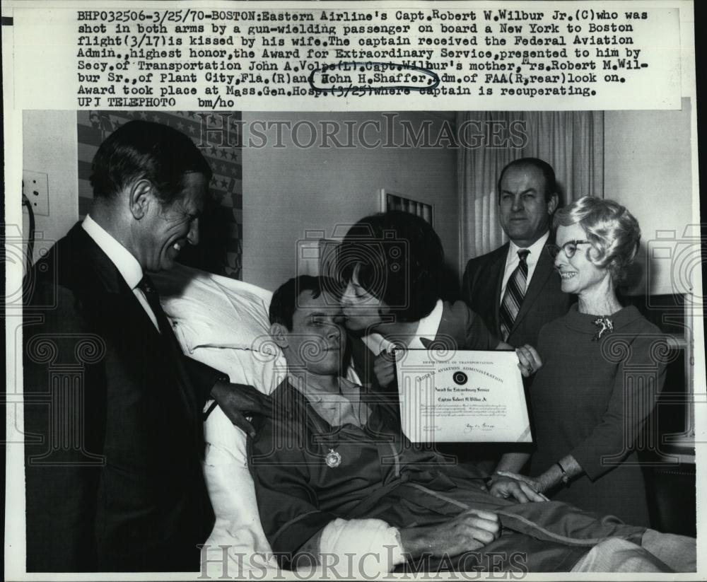 1970 Press Photo Capt Robert WWilbur received a Federal Aviation Admin Award - Historic Images
