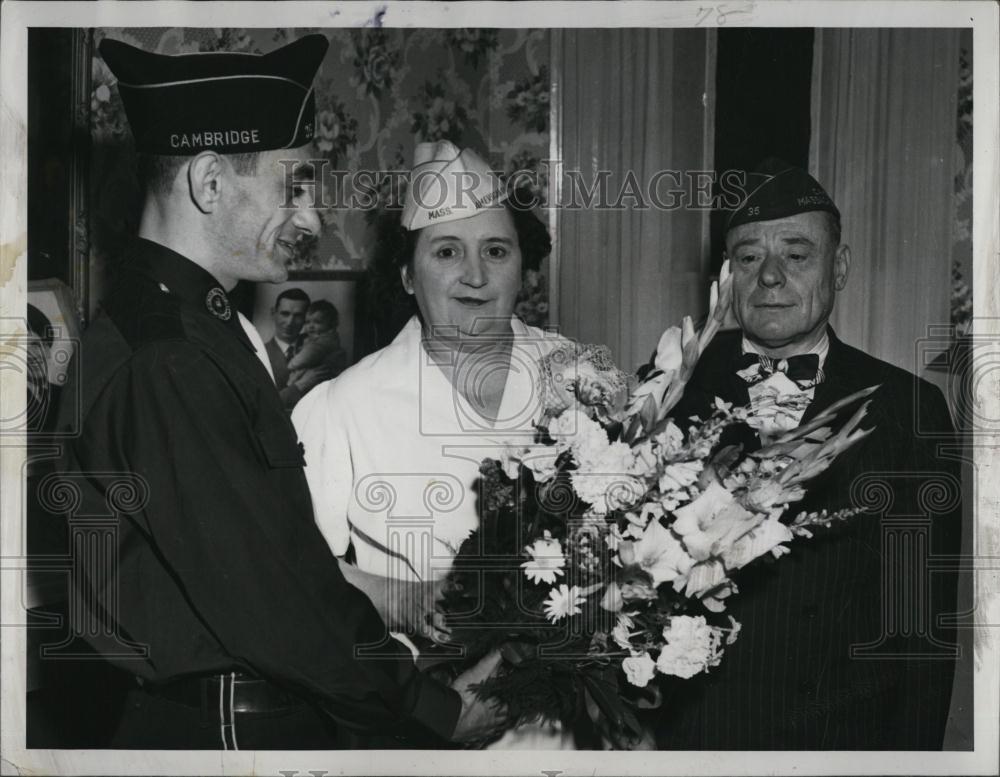 Press Photo Commander M Roy Fitch Presents Flowers to Mrs Susan McCusker - Historic Images