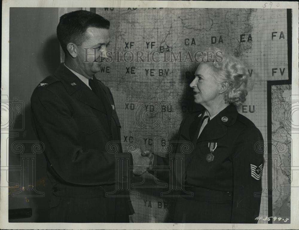 1951 Press Photo Air Force Sgt Mildred E Seymour gets Commendation Ribbon - Historic Images