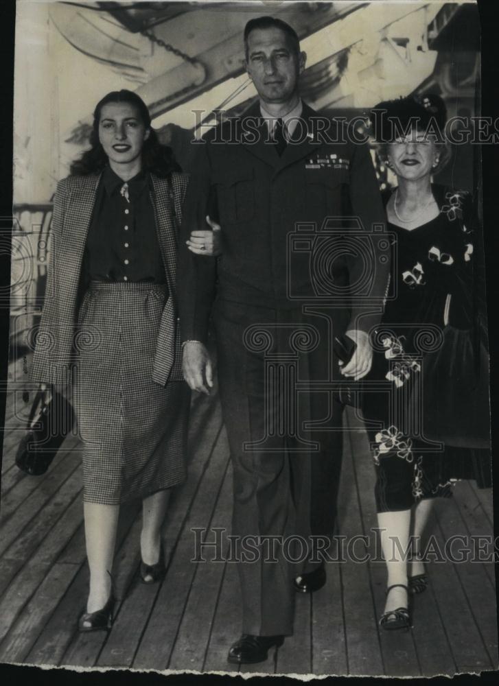 1947 Press Photo Gen Mark W Clark with Mrs Clark &amp; daughter Ann on SS America - Historic Images