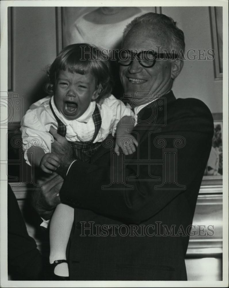 1964 Press Photo Senator Barry Goldwater Holding Crying Child - RSL41423 - Historic Images