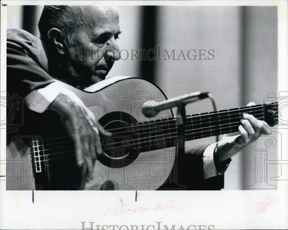 1972 Press Photo Carlos Montoyo, Flamenco Guitarist, founder of modern flamenco - Historic Images