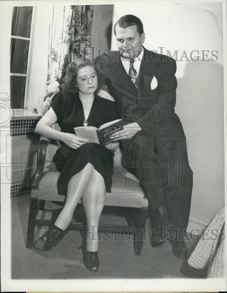 1946 Press Photo Author Mary Jane Ward of &quot;The Snake Pit&quot; &amp;husband Edward Quayle - Historic Images