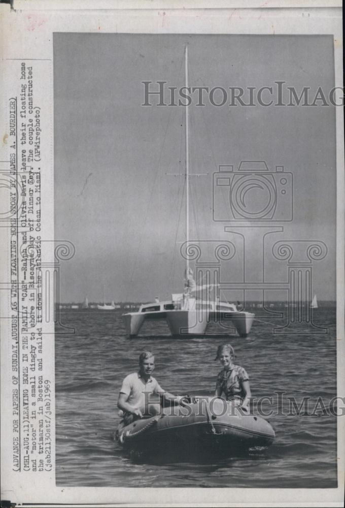 1969 Press Photo Ralph and Olivia Davis leave their floating home - RSL64553 - Historic Images