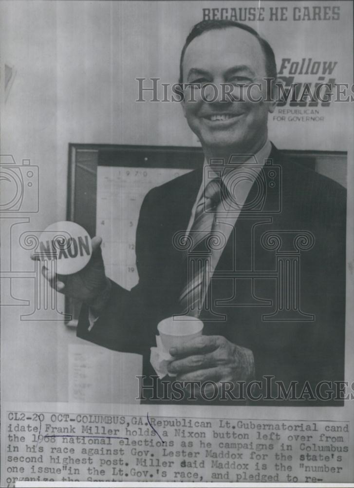 Press Photo Rep Lt Gubernatorial Candidate Frank Miller holds a Nixon Button - Historic Images