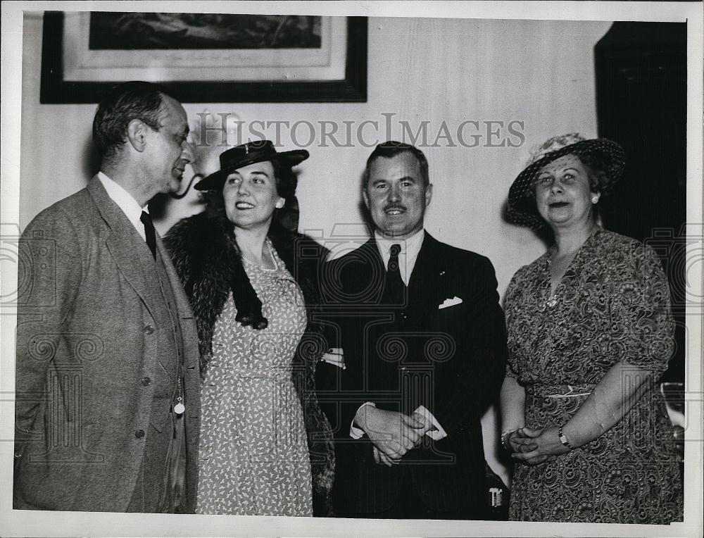 1940 Press Photo Author Van Wyck Mason, Mr &amp; Mrs Theodore Pitman - RSL90321 - Historic Images